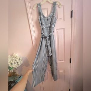 SUPER CUTE & FLATTERING ROMPER WITH TIE ON THE WAIST - NEVER BEEN WORN